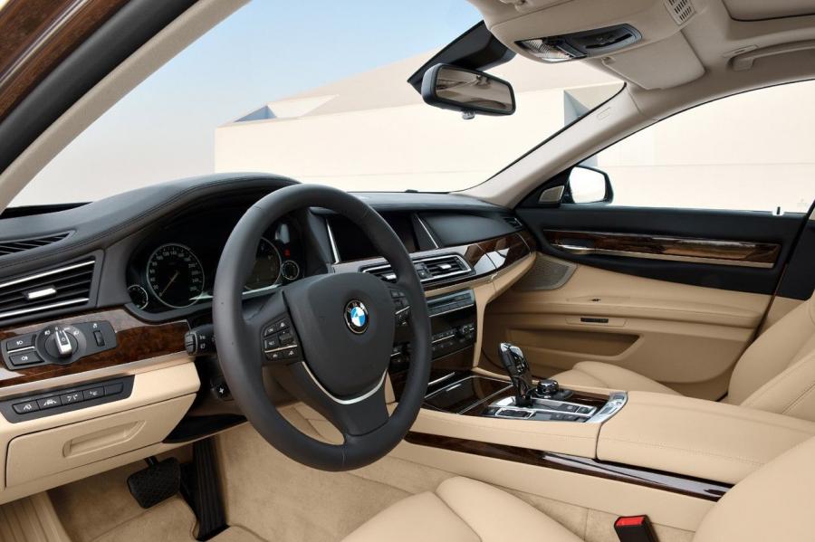 BMW 7-Series 2013 года  (фото 36 из 123)